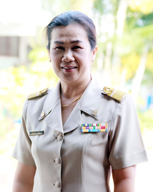 นางระวิวรรณ  ล่ำสัน