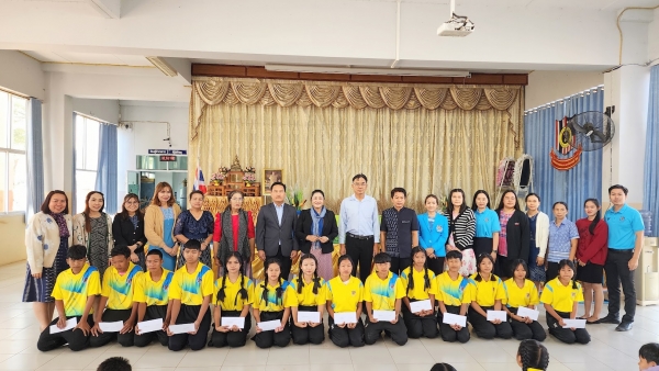 มอบทุนการศึกษาจากร้านพบพลอย