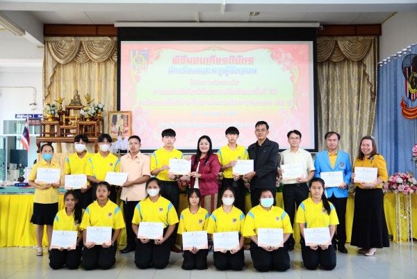 รับเกียรติบัตรงานศิลปหัตถกรรมฯ ระดับเขตพื้นที่ ปีการศึกษา 2565